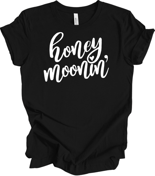 Honeymoonin' - Just Married Newlywed Honeymoon Vacation T-Shirt in Black